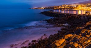 Teneriffa - Blick bei Nacht auf eine Bucht bei Reisemagazin Plus