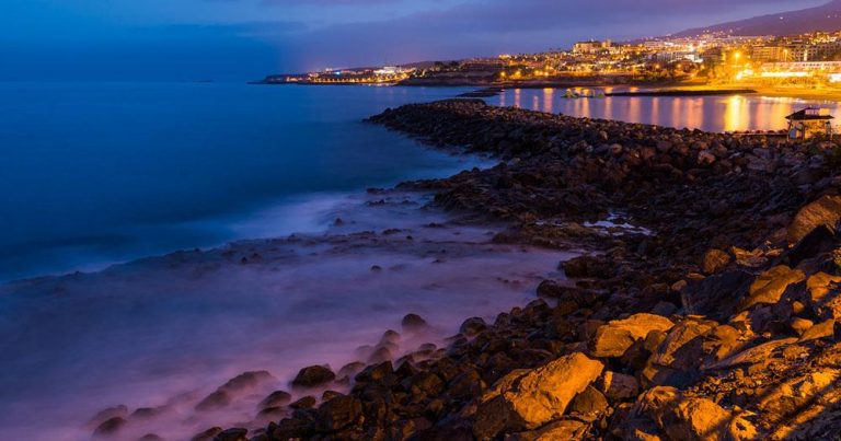 Teneriffa - Blick bei Nacht auf eine Bucht - bei Reisemagazin Plus