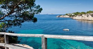 Ibiza - Blick auf malerische Bucht bei Reisemagazin Plus