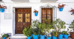 Costa del Sol - Haus und Blumentöpfe bei Reisemagazin Plus