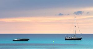 Formentera - Blick vom Strand auf das Meer bei Reisemagazin Plus