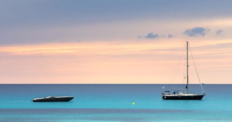 Formentera - Blick vom Strand auf das Meer - bei Reisemagazin Plus
