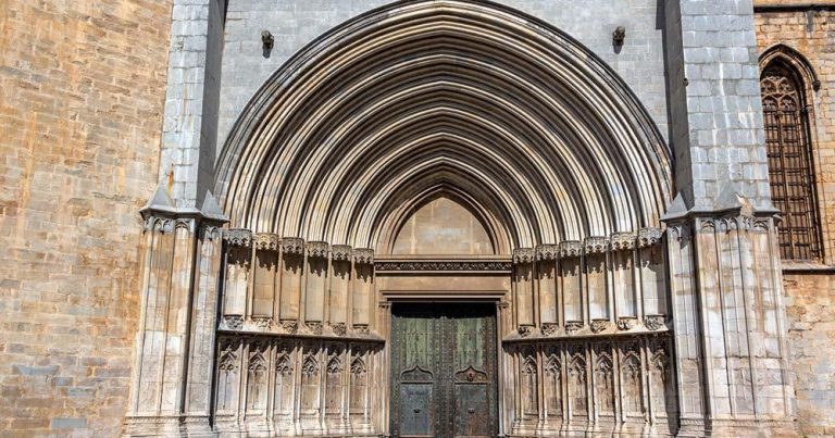 Girona - Portal der Kathedrale Santa Maria - bei Reisemagazin Plus