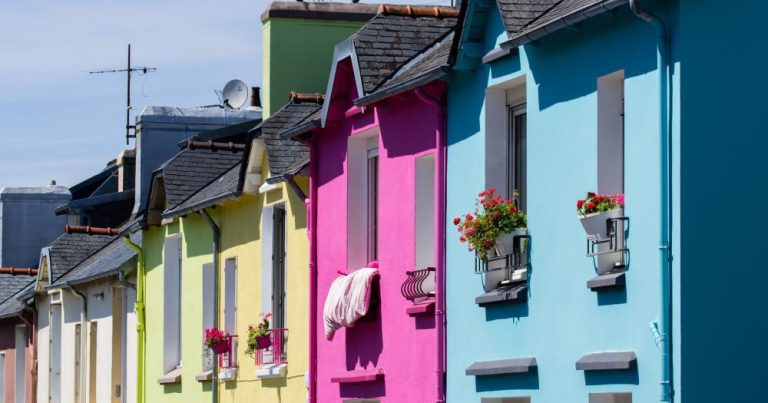 Brest - Blick auf bunte Häuserfassaden - bei Reisemagazin Plus