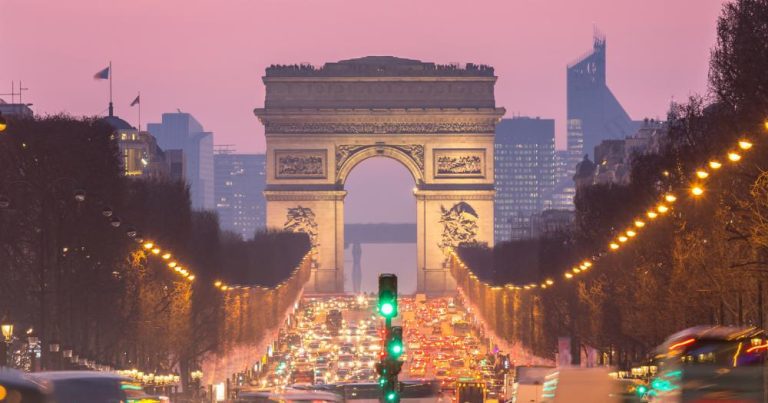 Paris - Blick auf die Arc of Triomphe