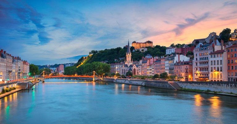 Lyon - Abendlicher Blick auf die Stadt - bei Reisemagazin Plus