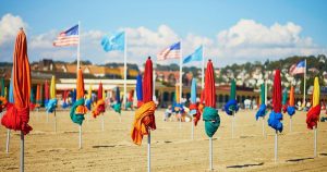 Deauville / bunte Sonnenschirme am Strand bei Reisemagazin Plus