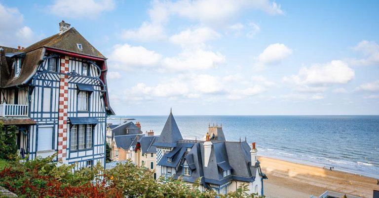 Deauville / Luxushäuser am Strand