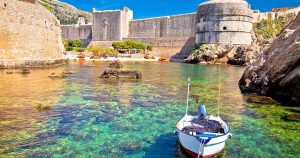 Dubrovnik - kleiner malerischer Hafen mit Fischerboot bei Reisemagazin Plus