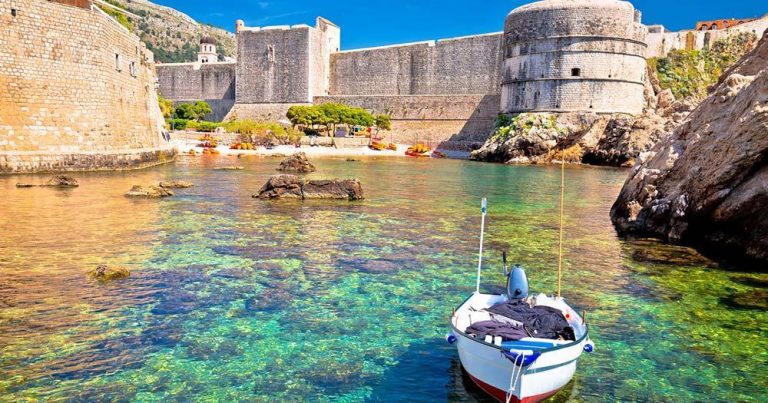Dubrovnik - kleiner malerischer Hafen mit Fischerboot - bei Reisemagazin Plus