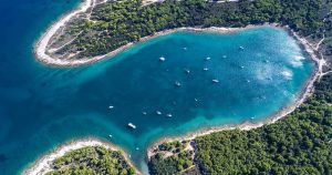 Pula - Bucht mit blauem Wasser bei Reisemagazin Plus