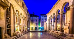 Split - Blick auf den Platz Peristyl des Diokletian Palastes bei Nacht bei Reisemagazin Plus