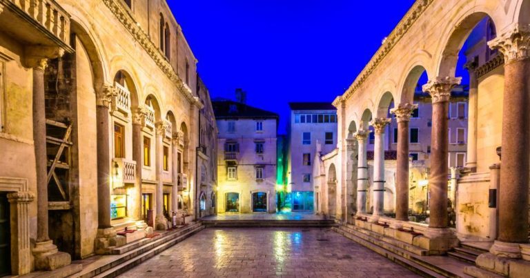 Split - Blick auf den Platz Peristyl des Diokletian Palastes bei Nacht - bei Reisemagazin Plus