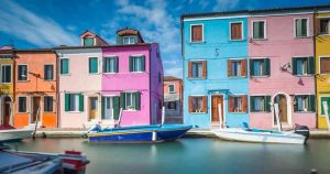Venedig - Bunte Häuser in Venedig bei Reisemagazin Plus