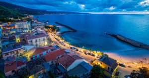 Kalabrien - Blick auf die Stadt Pizzo bei Nacht bei Reisemagazin Plus