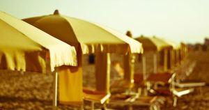 Bibione - Strand Schirme bei Reisemagazin Plus