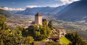 Südtirol - Blick auf Schloss Tirol in Bozen bei Reisemagazin Plus