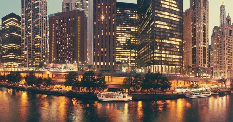 Chicago - Blick auf die Stadt und den Chicago River bei Nacht - bei Reisemagazin Plus