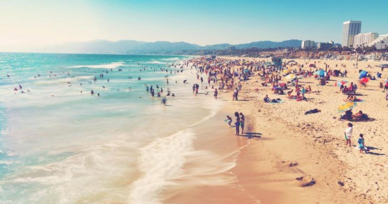 Santa Monica - Strand am blauen Meer - bei Reisemagazin Plus