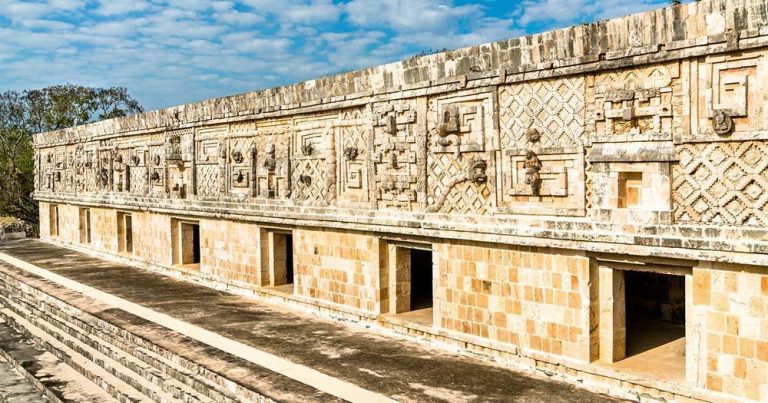 Uxmal - Ruinen am Gipfel der Pyramide - bei Reisemagazin Plus