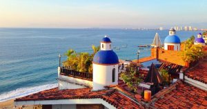 Puerto Vallarta - die blauen Kuppeln der Skyline bei Reisemagazin Plus