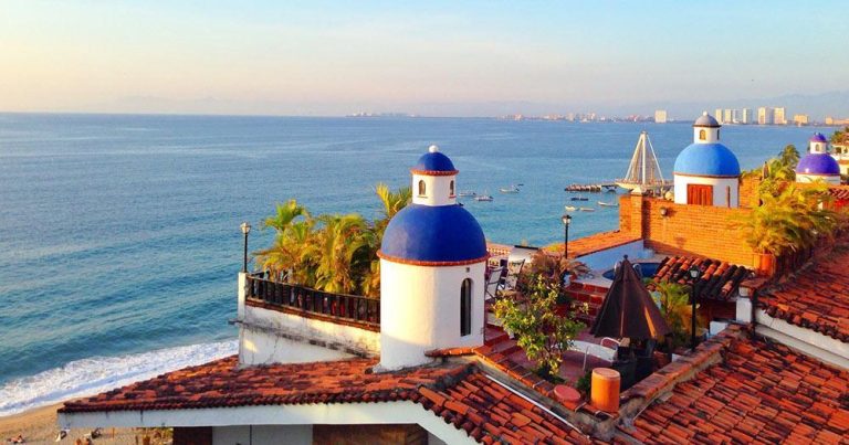 Puerto Vallarta - die blauen Kuppeln der Skyline - bei Reisemagazin Plus