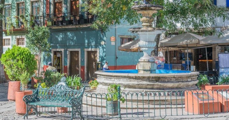 Guanajuato - Malerischer Platz mit Springbrunnen