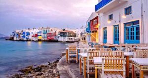 Mykonos - Blick auf die Häuser und das Meer bei Reisemagazin Plus