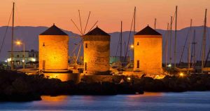 Rhodos - Bild auf den Hafen bei Nacht bei Reisemagazin Plus