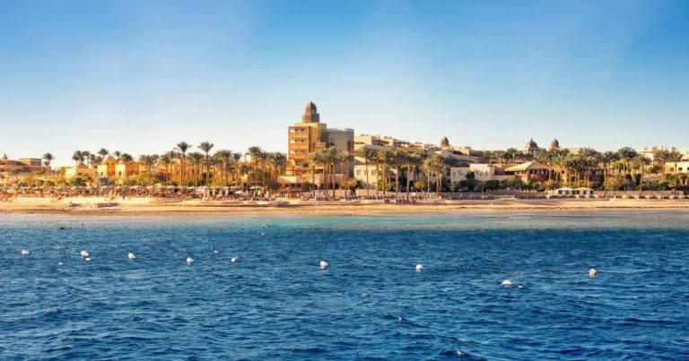 Hurghada - Blick auf die Küste von Hurghada bei Sonnenuntergang bei Reisemagazin Plus