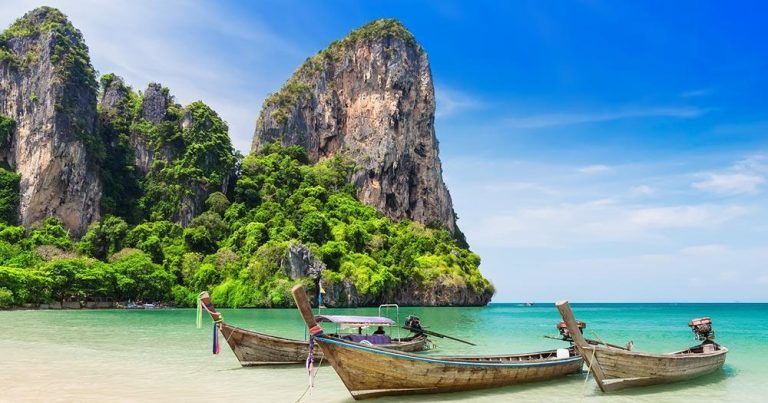 Ao Nang - traditionelle Boote am Strand