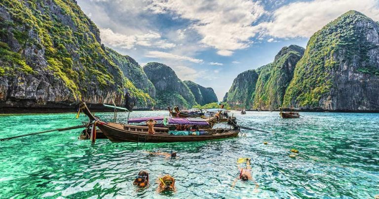 Ko Phi Phi Inselgruppe - Taucher am Maya Bay - bei Reisemagazin Plus