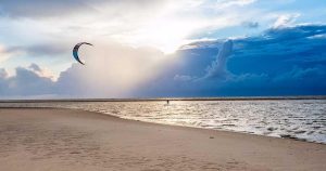 Die Insel Fehmarn - weiße Strände und ein Kite Surfer bei Reisemagazin Plus