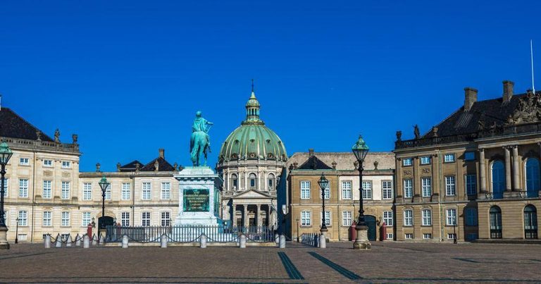 Kopenhagen - Amalienborg  -  Sitz der königlichen Familie - bei Reisemagazin Plus