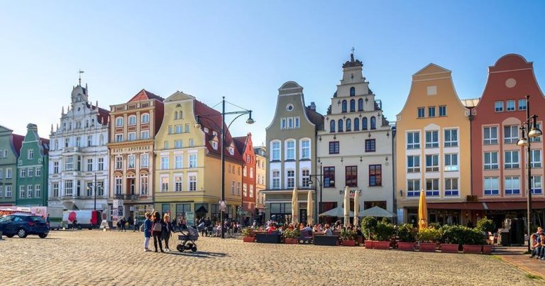 Rostock - Häuserzeile auf dem neuen Markt - bei Reisemagazin Plus