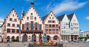 Frankfurt - Mittig der Gerechtigkeitsbrunnen bei Reisemagazin Plus