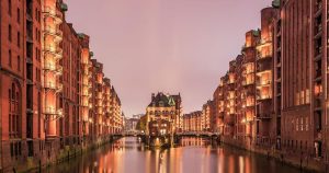 Hamburg - Wasserschloss in der Speicherstadt im Abendlicht bei Reisemagazin Plus