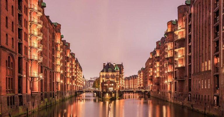 Hamburg - Wasserschloss in der Speicherstadt im Abendlicht - bei Reisemagazin Plus