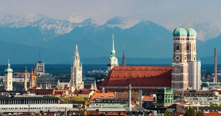 München - Skyline von München mit der Frauenkirche