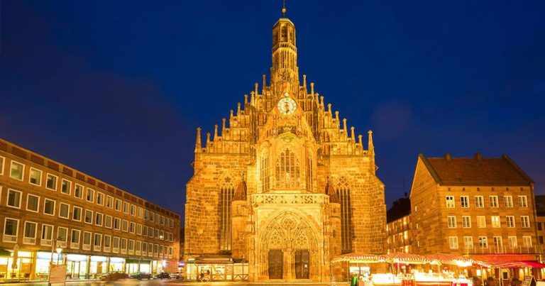 Nürnberg - Die Frauenkirche am Abend - bei Reisemagazin Plus