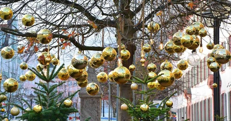 Erding -  Baum mit goldenen Weihnachtskugeln