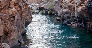 Charco Azul - Schwimmer im Naturschwimmbecken bei Reisemagazin Plus