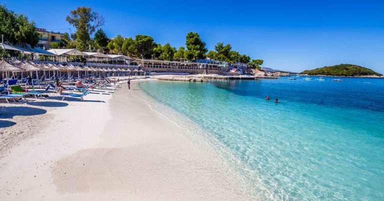 Ksamil - Strand mit Liegen