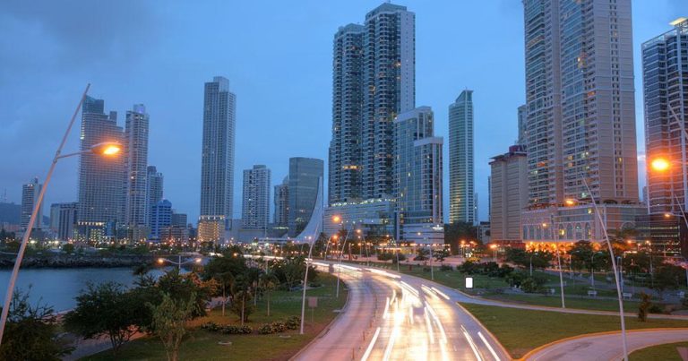 Panama - Atemberaubende Aussicht auf Panama-Stadt bei Sonnenuntergang
