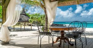 Malediven - Herrliche Strand Loungen bei Reisemagazin Plus