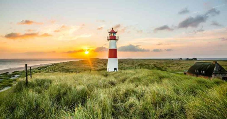 Nordsee - Leuchtturm bei Sonnenaufgang