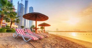 Abu Dhabi - Blick auf den Strand und das Meer bei Reisemagazin Plus