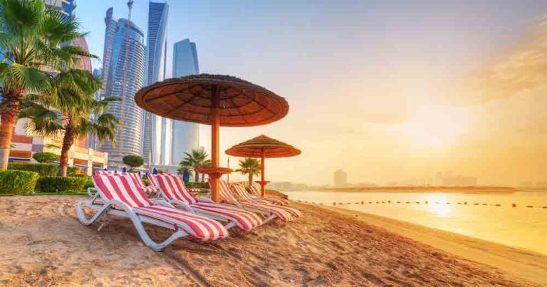 Abu Dhabi - Blick auf den Strand und das Meer - bei Reisemagazin Plus