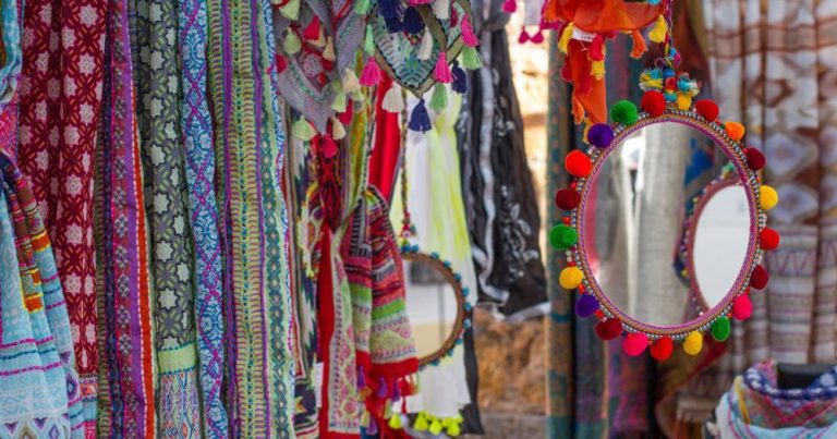 Punta Arabi - Hippiemarkt - Tücher - bei Reisemagazin Plus