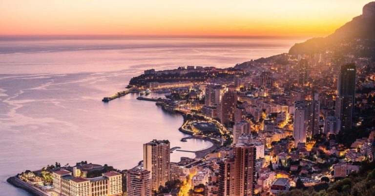 Monte-Carlo - Blick auf die Strandpromenade beim Sonnenuntergang